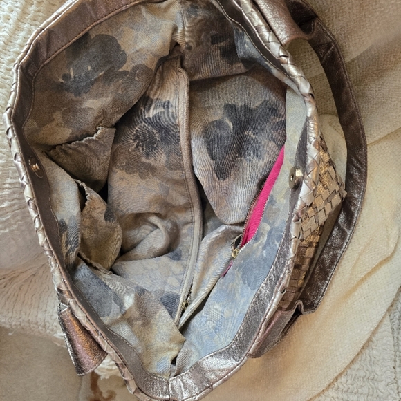 Chic Metallic Elliot Lucca Woven Tote Bag - Picture 5 of 6